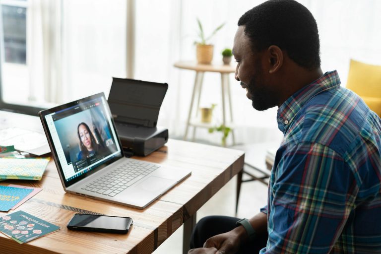 Alquiler de portátiles para teletrabajo: facilitando la adaptación a nuevas modalidades laborales