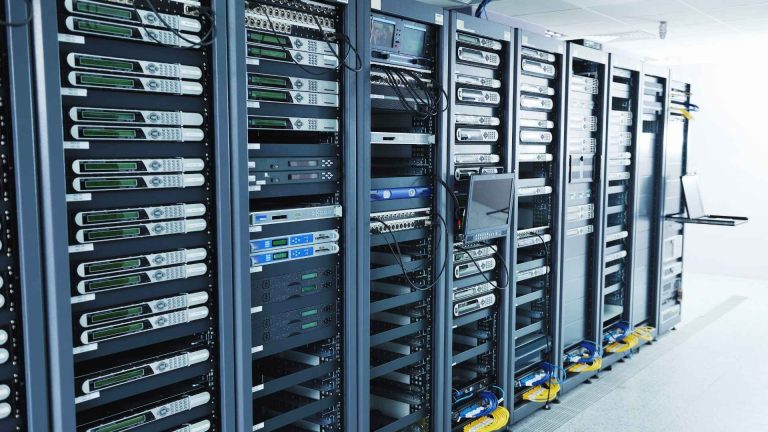 ¿Cuándo conviene alquilar servidores físicos en lugar de cloud computing?