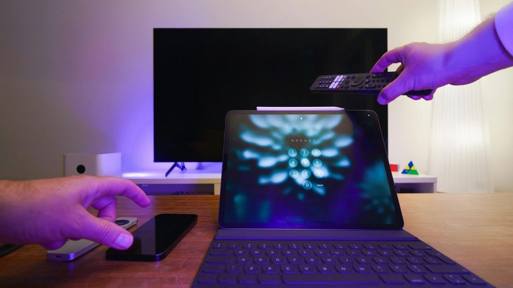 interacción entre dispositivos electrónicos, tv y laptop APG