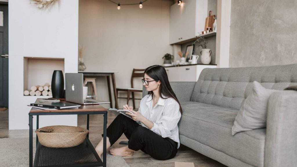 Mujer estudiando en una laptop APG
