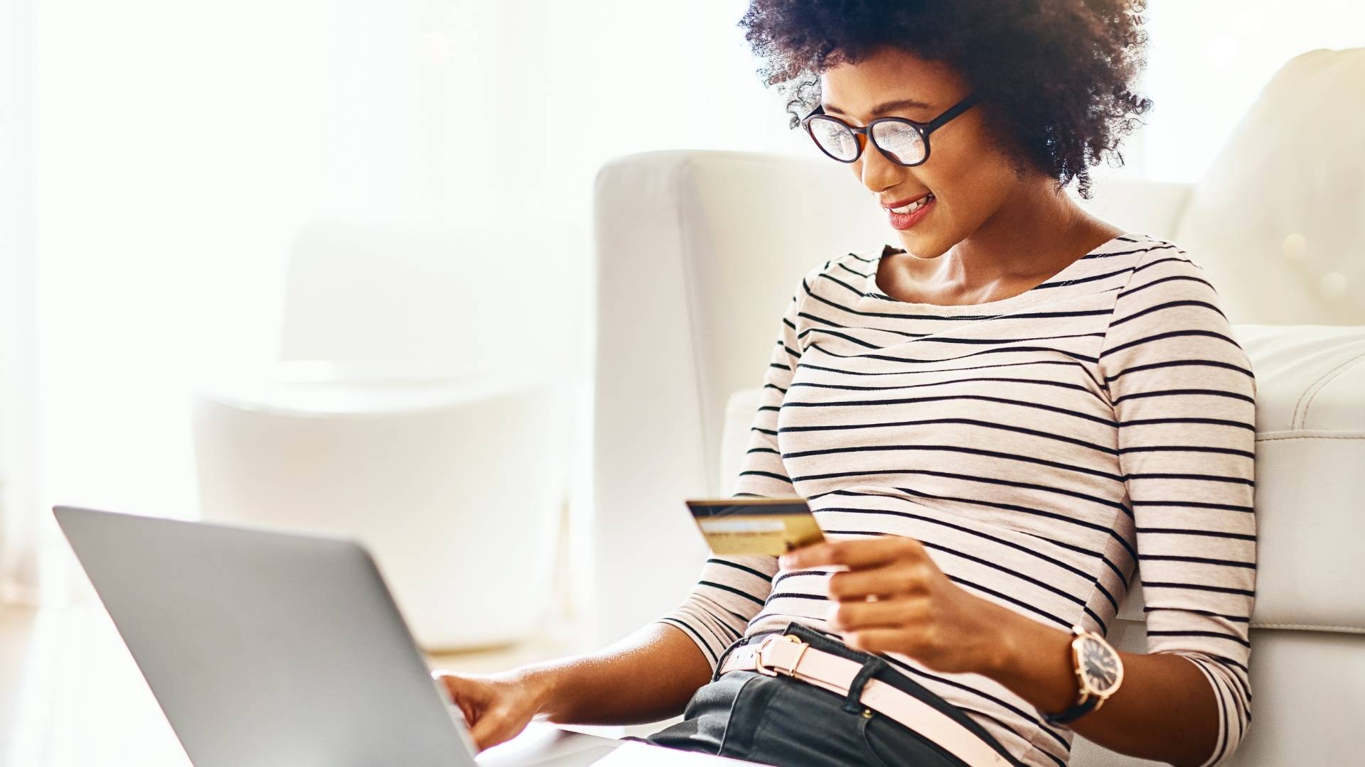 Mujer pagando por un alquiler de Computador APG