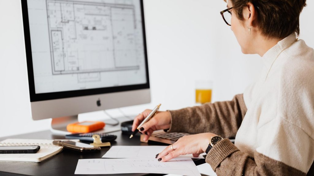 Arquitecta usando Computador APG