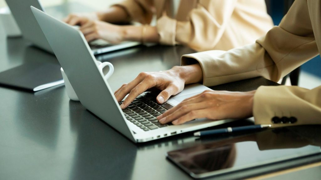 Oficina con portátiles rentados en APG