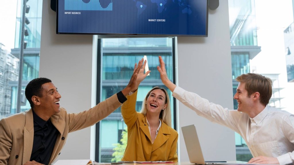 Empresarios festejando exito de renting en APG