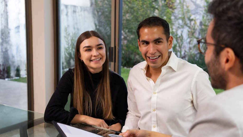 Clientes firmando contrato de renting en APG