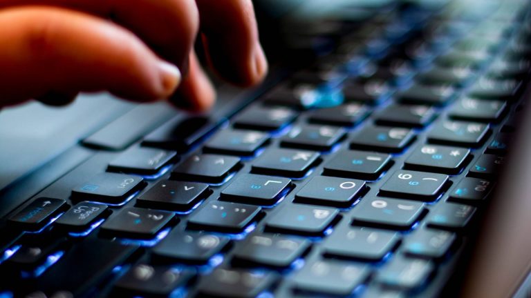 ¿Qué periféricos puede alquilar con APG además de computadores e impresoras?