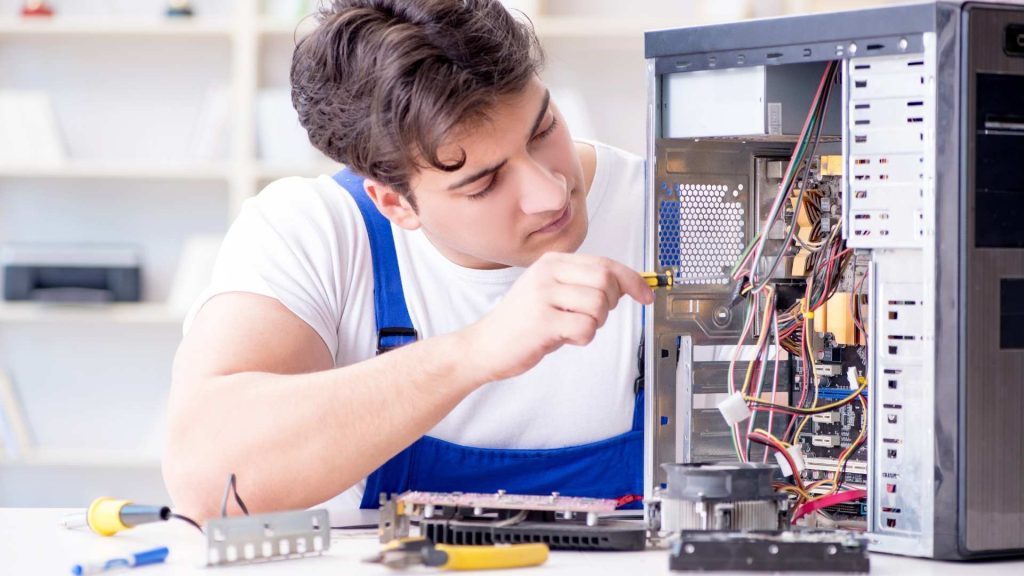 Técnico de APG haciendo mantenimiento de un PC