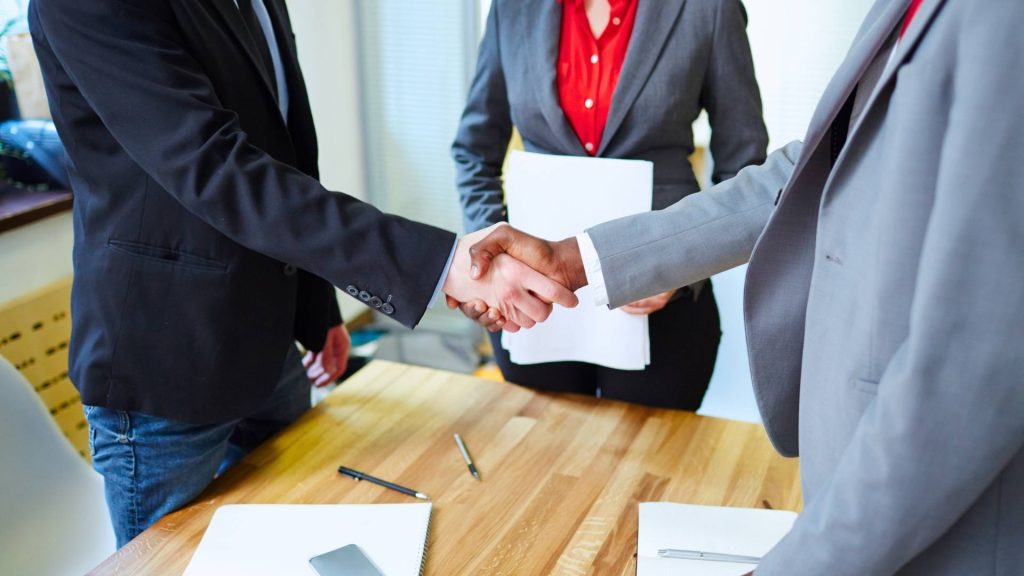 apretón de manos de negocios entre dos personas