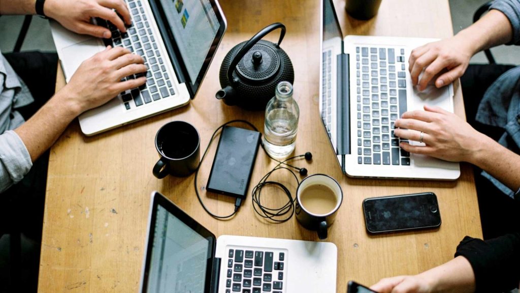 trabajo varias personas usan computadoras portátiles APG