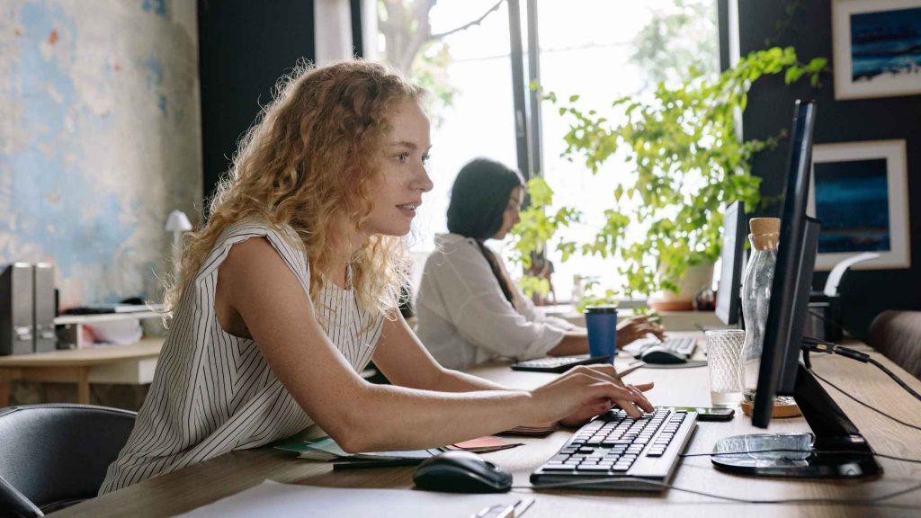 mujer usando equipo Apg tecnología