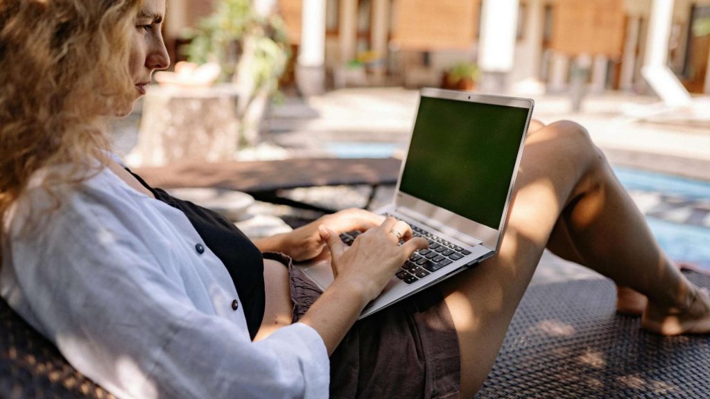 mujer usando portátil de APG Tecnología
