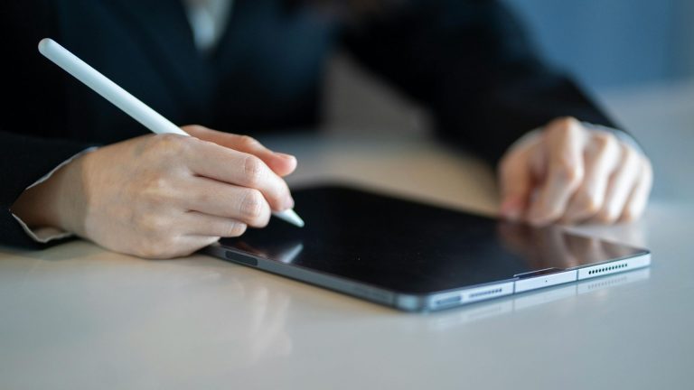 Alquiler de tablets para encuestas empresariales y censos en Colombia: Tecnología móvil para proyectos temporales
