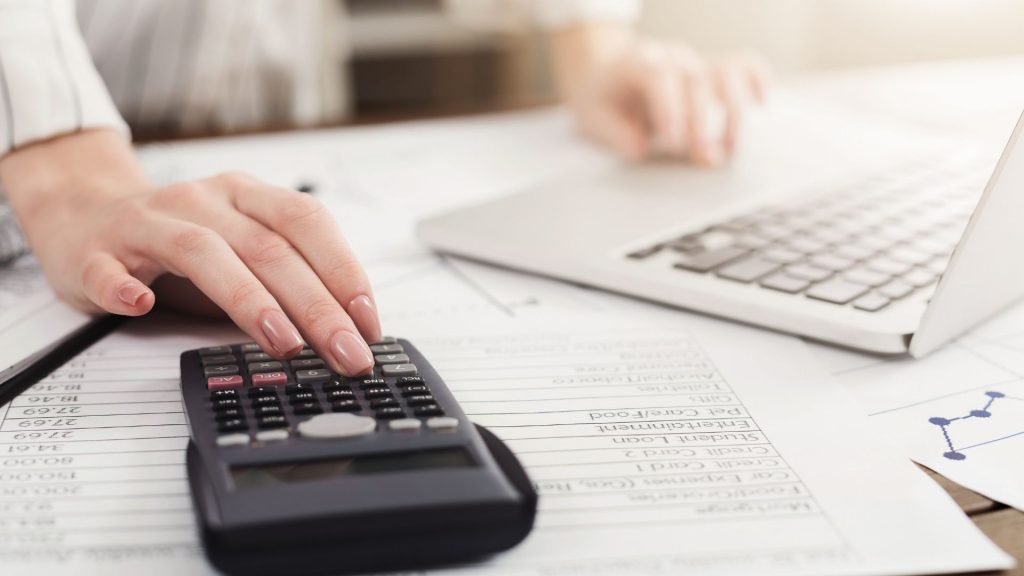 hombre haciendo comparaciones