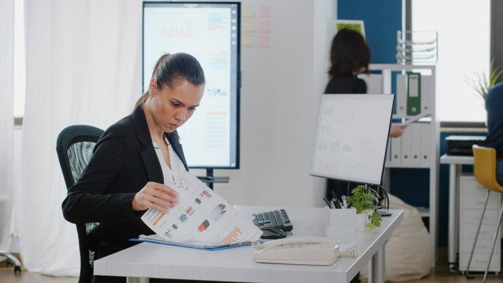 Ejecutiva usando equipos de APG Tecnología