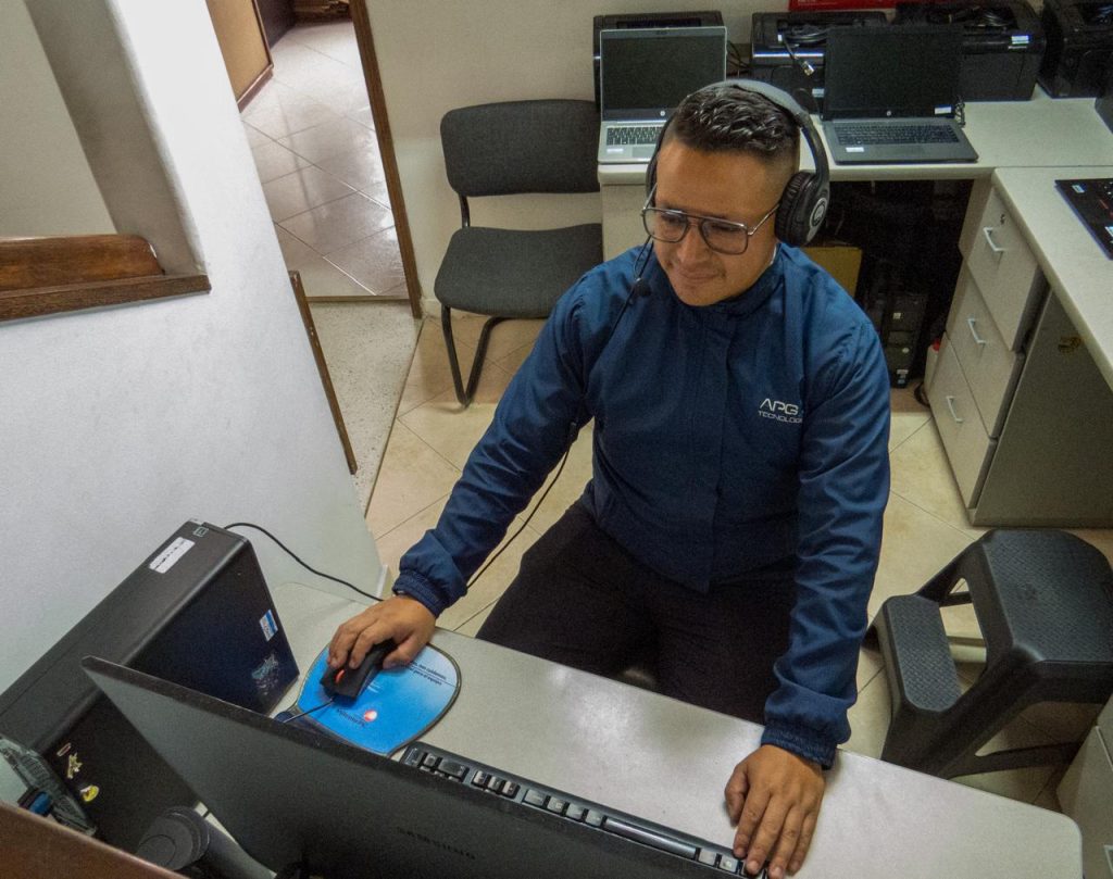 Técnico laborando