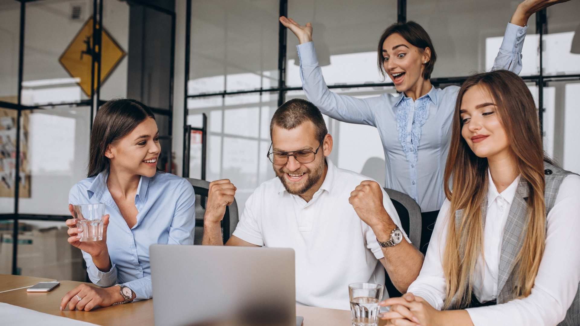 ejecutivos celebrando caso de exito