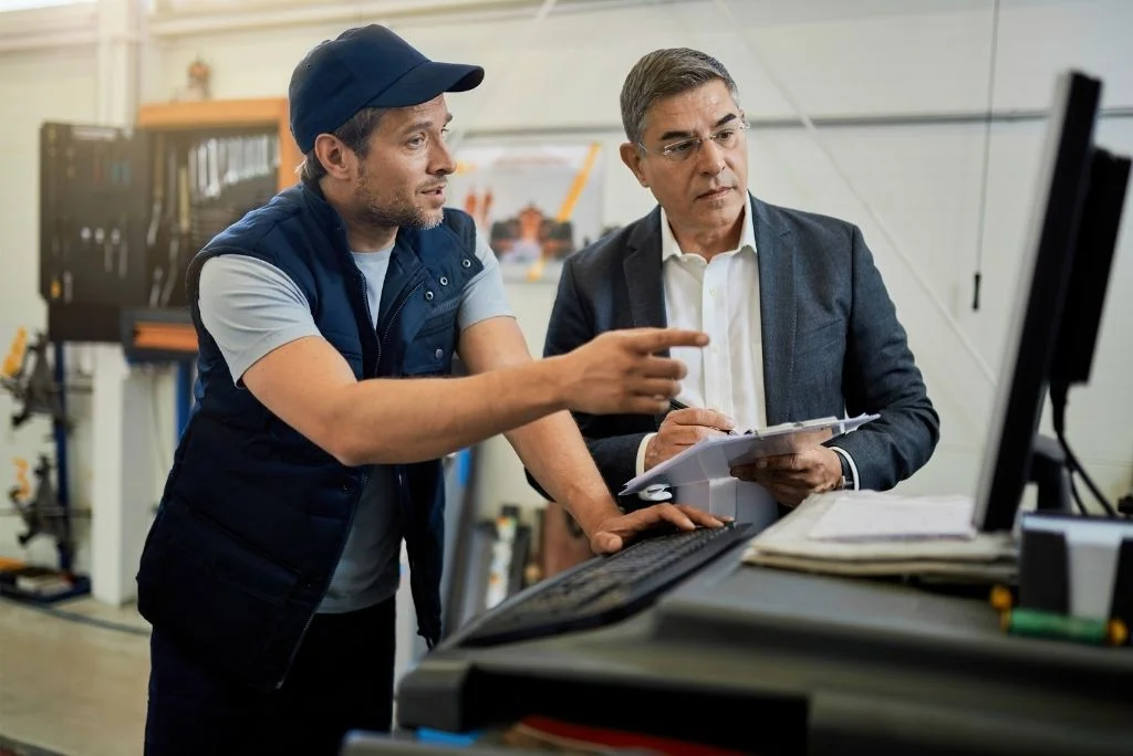 Técnico de APG Tecnología explicando migración a renting de equipos a directivo empresarial sin interrumpir la operación