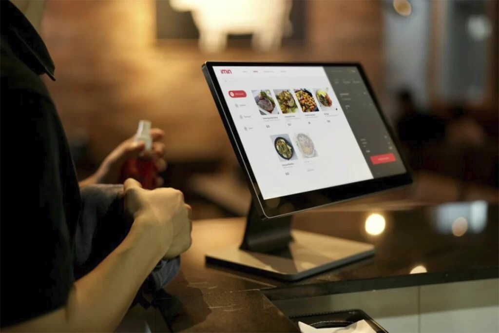 Terminal POS con menú digital en restaurante de hotel para gestión de pedidos.