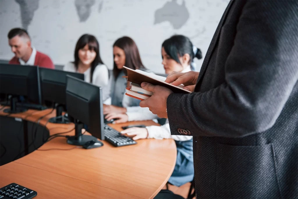 Alquiler de computadores de escritorio y portátiles para implementar salas de capacitación técnica con APG.
