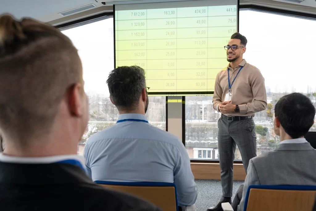 Equipos para salas de capacitación certificada con proyección y audio profesional