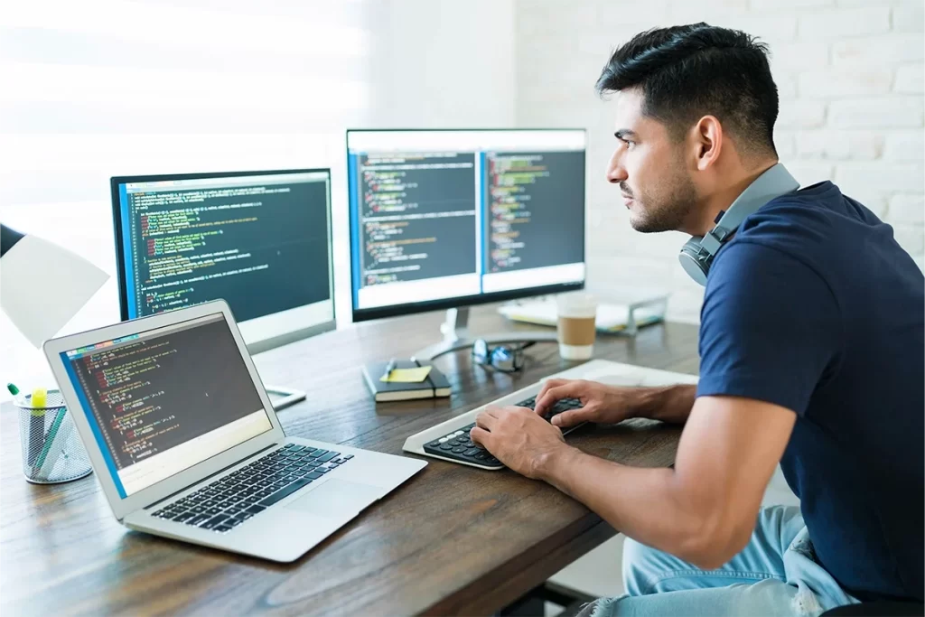 écnico especializado en ciberseguridad de APG Tecnología realizando borrado seguro certificado de datos en servidores empresariales.