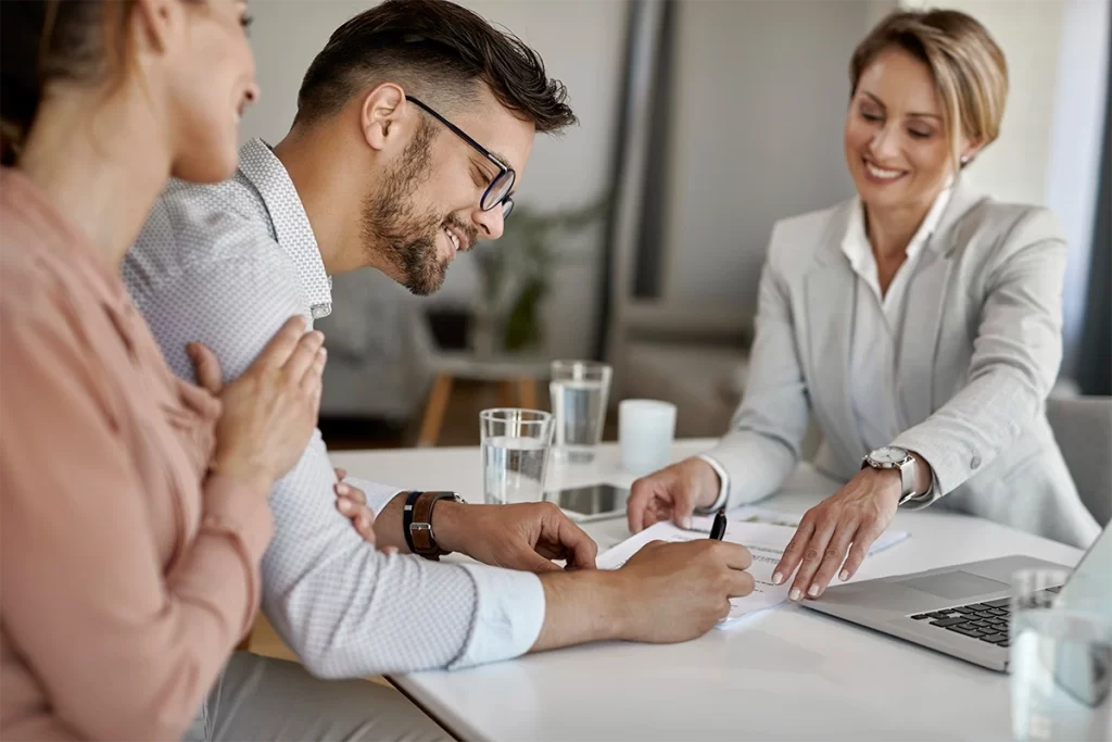Clientes firmando un acuerdo de flexibilidad y ampliación de equipos para un contrato de renting tecnológico.