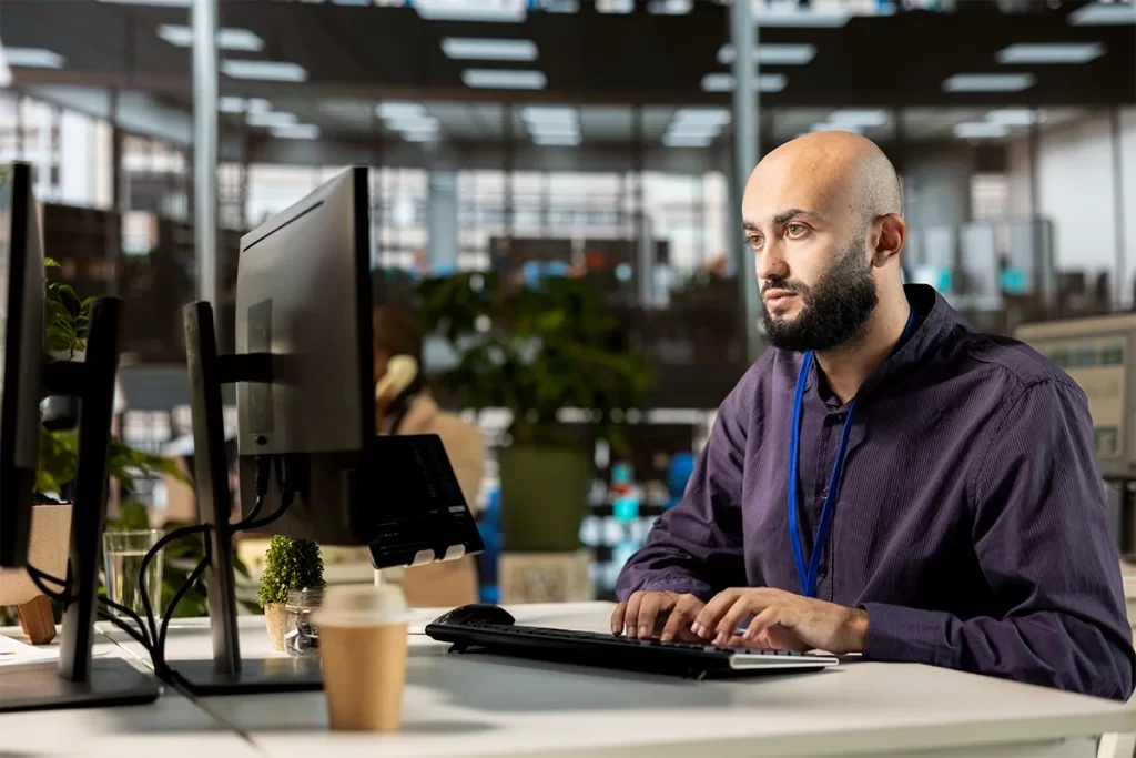 Profesional de APG Tecnología realizando instalación y configuración de equipos en servicio de renting tecnológico.