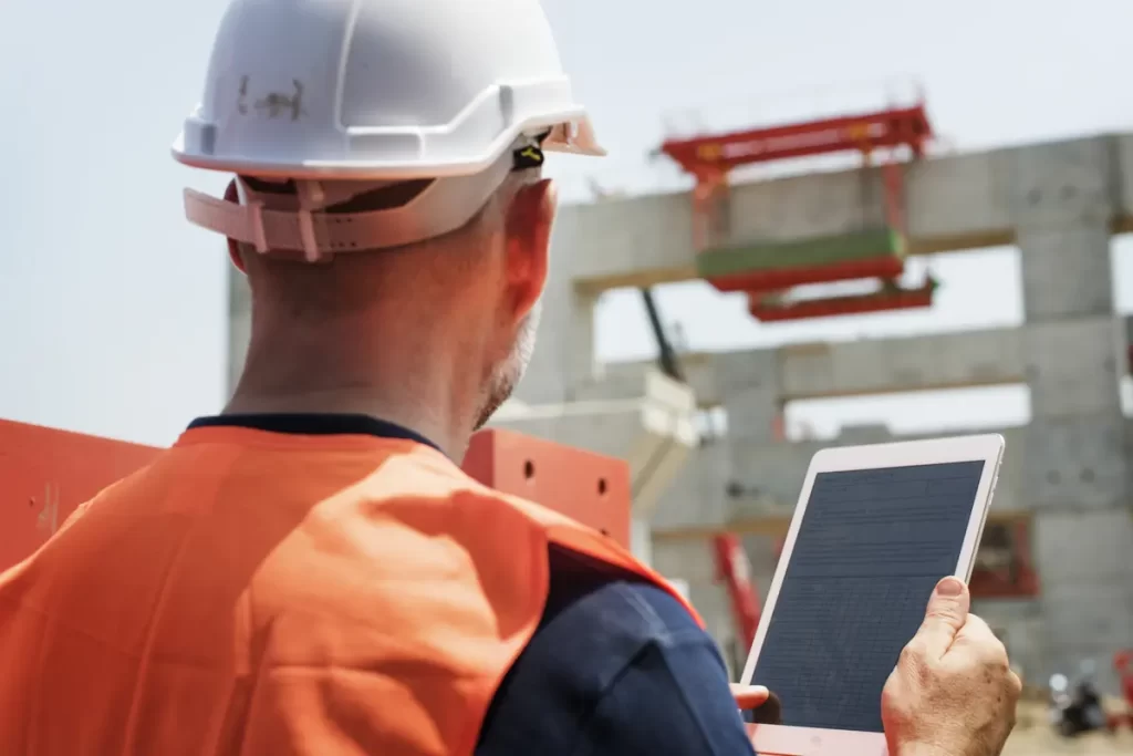 Ingeniero usando tablet para el renting de computadores en proyectos de construcción y obra civil.
