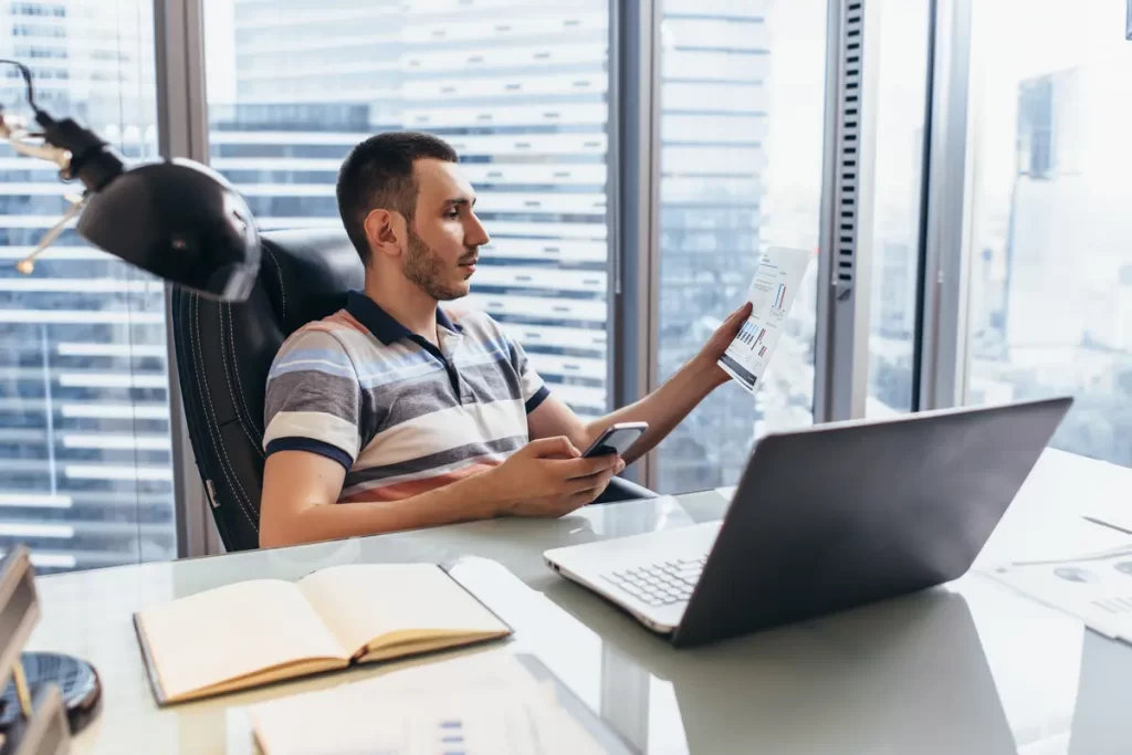 Hombre revisando un reporte sobre alquiler, renting y leasing bajo NIIF 16 en Colombia.